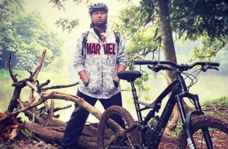 Sutradara Anggy Umbara hobi gowes sepeda gunung.
