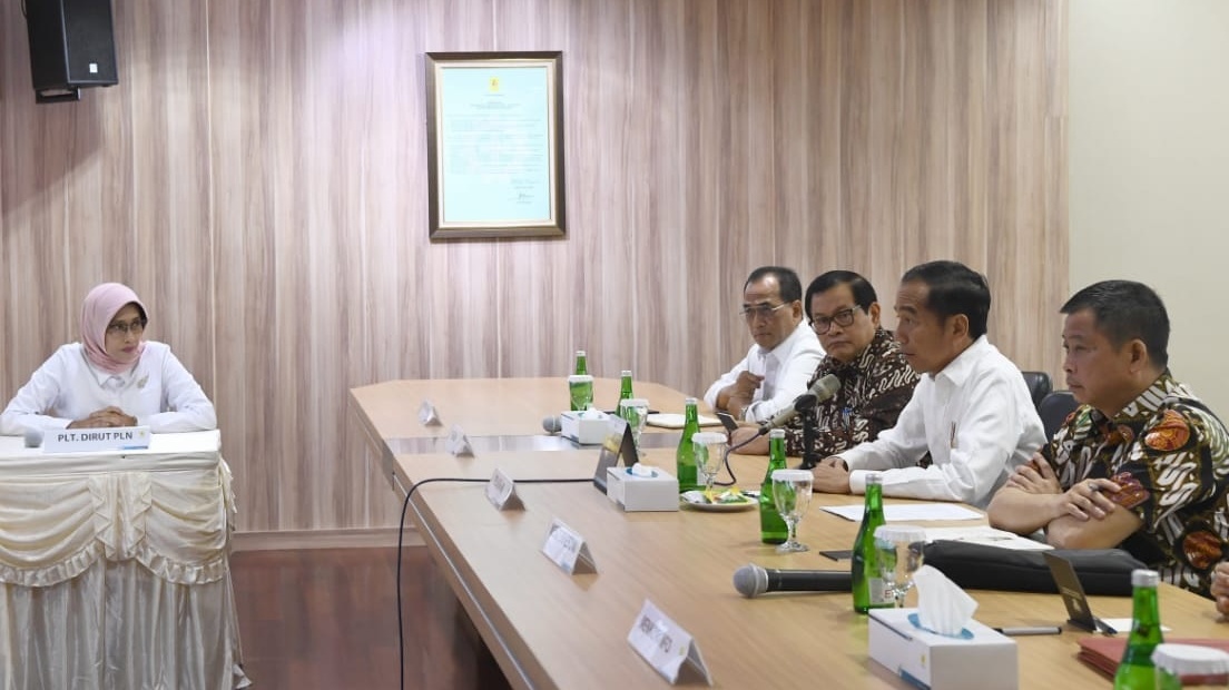 Presiden Joko Widodo saat berdialog dengan Plt Ditut PLN Sripeni Inten, di Kantor Pusat PLN, Senin 5 Agustus 2019.(Foto: BPMI Setpres).
