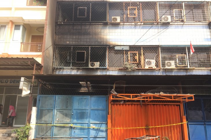 Kondisi rumah toko usai kebakaran di Jalan K Teluk Gong, RT 006 RW 010, Penjagalan, Penjaringan, Jakarta Utara, Senin 5 Agustus 2019. (Foto: Antara/Galih Pradipta)