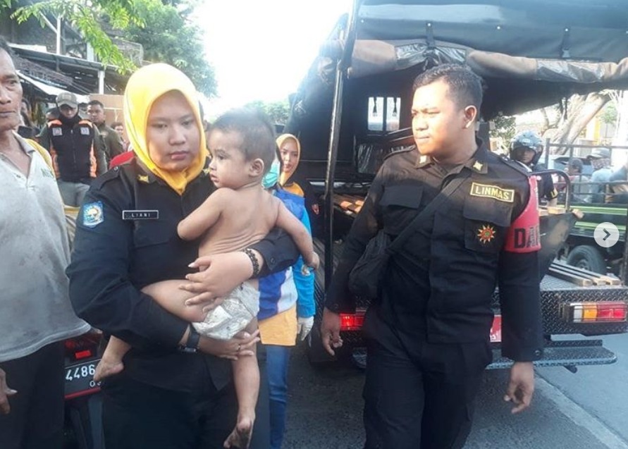 Penyelamatan bocah bernama Andra oleh BPB Linmas. (Foto: Instagram Call112Surabaya)