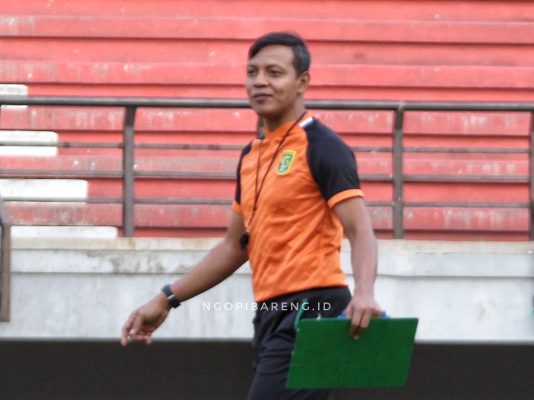 Asisten pelatih Persebaya, Bejo Sugiantoro saat memimpin latihan Persebaya di Stadion Geroa Bung Tomo, Senin 5 Agustus 2019. (Foto: Haris/ngopibareng.id)