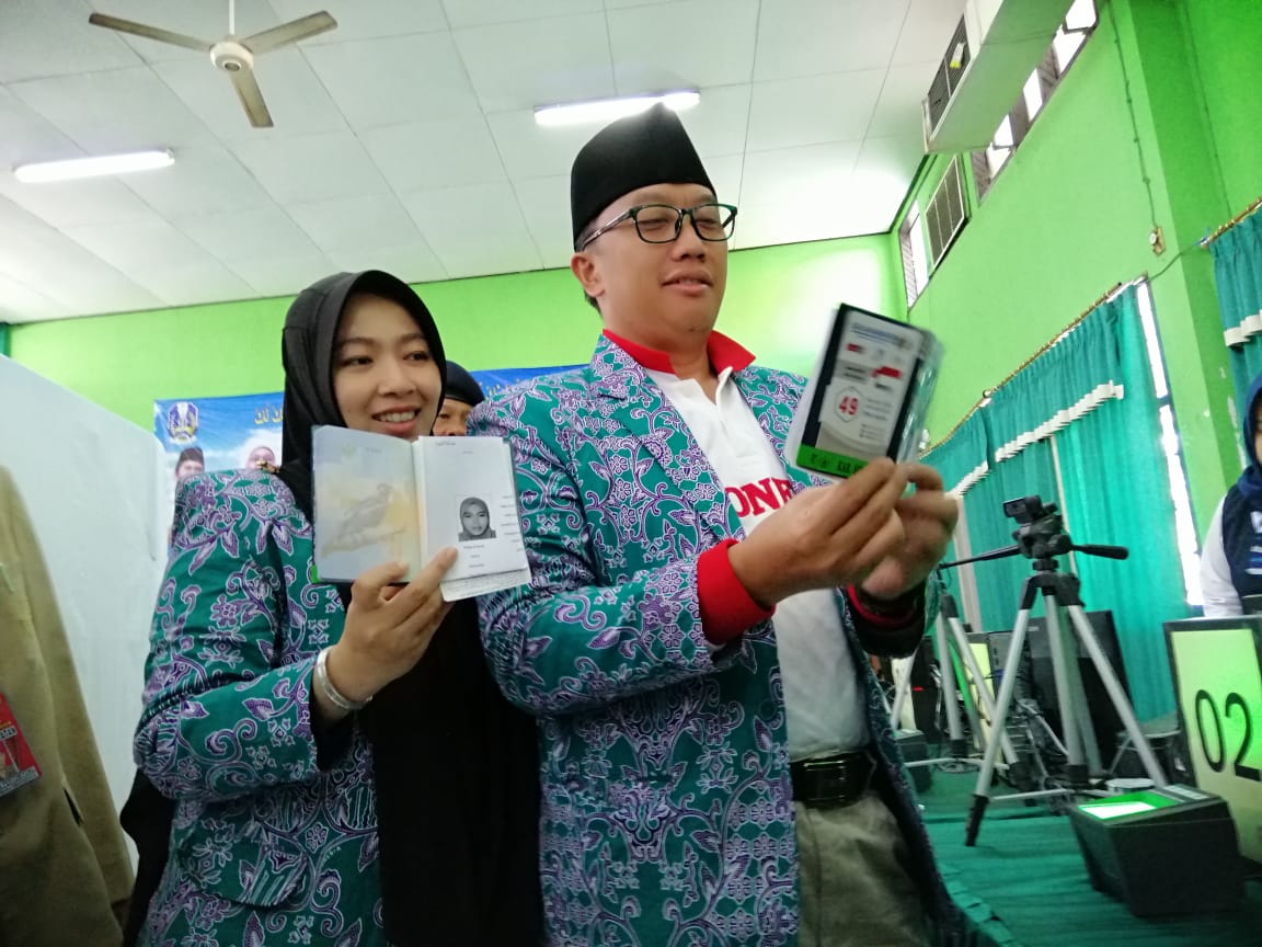 Menpora, Imam Nahrawi bersama istri Shobibah Rohma di Asrama Haji Embarkasi Surabaya, Senin 5 Agustus 2019. (Foto: Haris/ngopibareng.id)