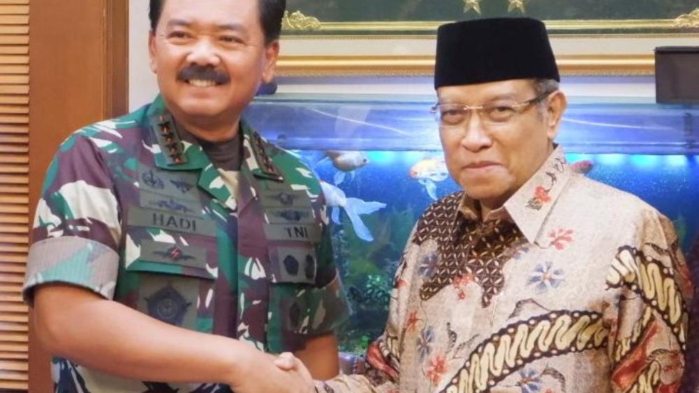 Panglima TNI Marsekal Hadi Tjahjanto bersama KH Said Aqil Siroj di PBNU Jakarta. (Foto: nu for ngopibareng.id)