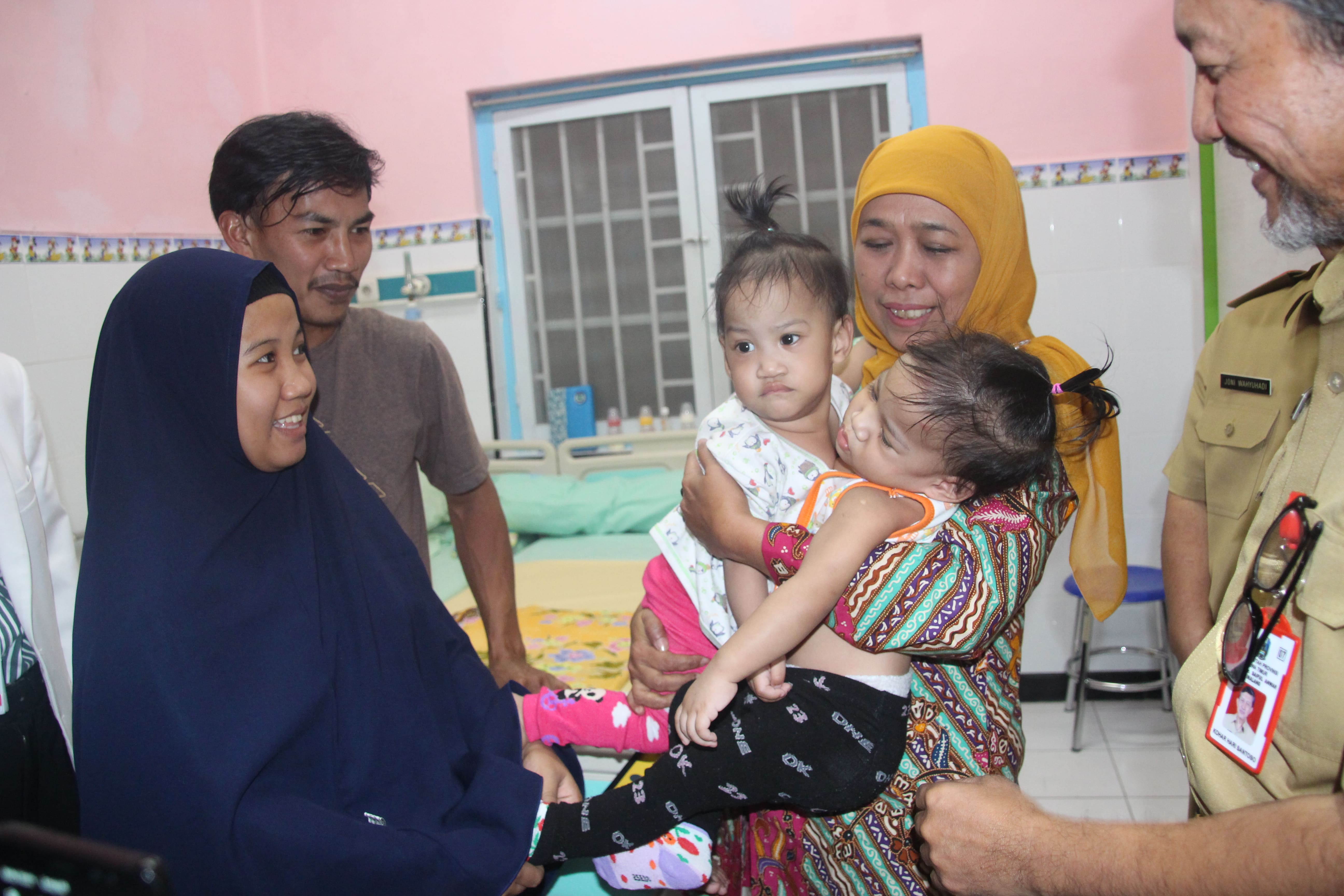 Gubernur Jawa Timur Khofifah Indar Parawansa saat mengunjungi bayi kembar siam dempet dada dan perut di Rumah Sakit Umum Daerah DR Soetomo, Surabaya. (Foto: Faiq/ngopibareng.id)
