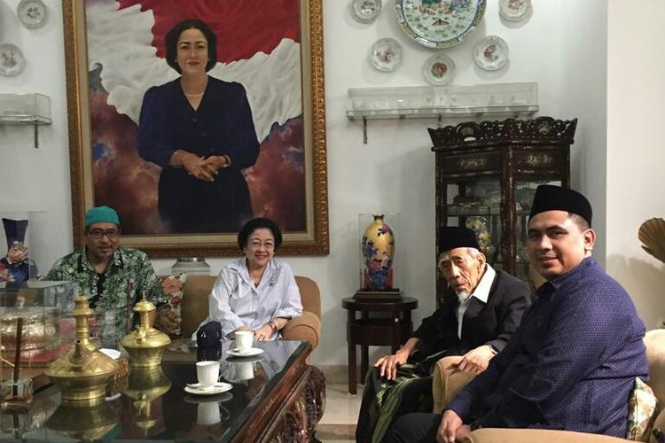 Silaturahmi KH Maimun Zubair atau Mbah Moen dengan Ketua Umum PDI Perjuangan Megawati Soekarnoputri di kediaman Megawati di Jalan Teuku Umar, Menteng, Jakarta Pusat, pada Sabtu 27 Juli 2019. (Foto: Dok. PDI Perjuangan)