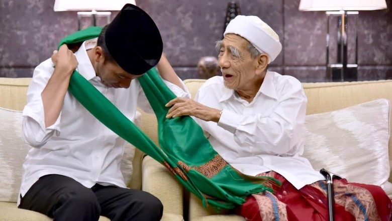 Kenangan Presiden Jokowi mendapatkan syal warna hijau dari almarhum Mbah Moen.