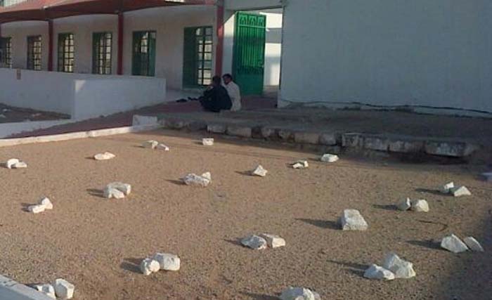 Makam-makam di Ma'la, Mekah, yang hanya diberi tanda batu putih di tanah datar. (Foto:Istimewa)