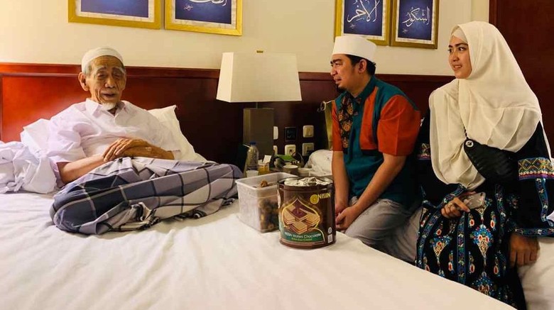 Ustadz Solmed dan istri, April Jasmine menemui Mbah Moen di kamar tempat menginap di Mekkah, Senin 5 Agustus 2019 malam. (Foto: Instagram Ustadz Solmed)