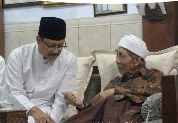 Saifullah Yusuf (Gus Ipul) saat bersama KH Maimoen Zubair. (Foto: Istimewa)