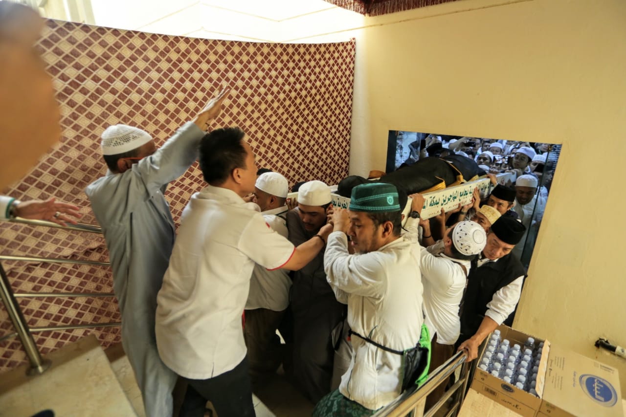 Jenazah almarhum KH Maimun Zubair saat akan diberangkatkan ke Masjidil Haram untuk dishalatkan. (Foto: Istimewa)