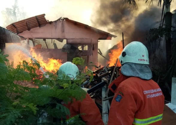 Pemadam kebakaran Kota Surabaya tengah memadamkan kobaran api yang membakar penginapan Balai Diklat PUPR, Jalan Gayung Kebonsari, Surabaya. (Foto: Istimewa)