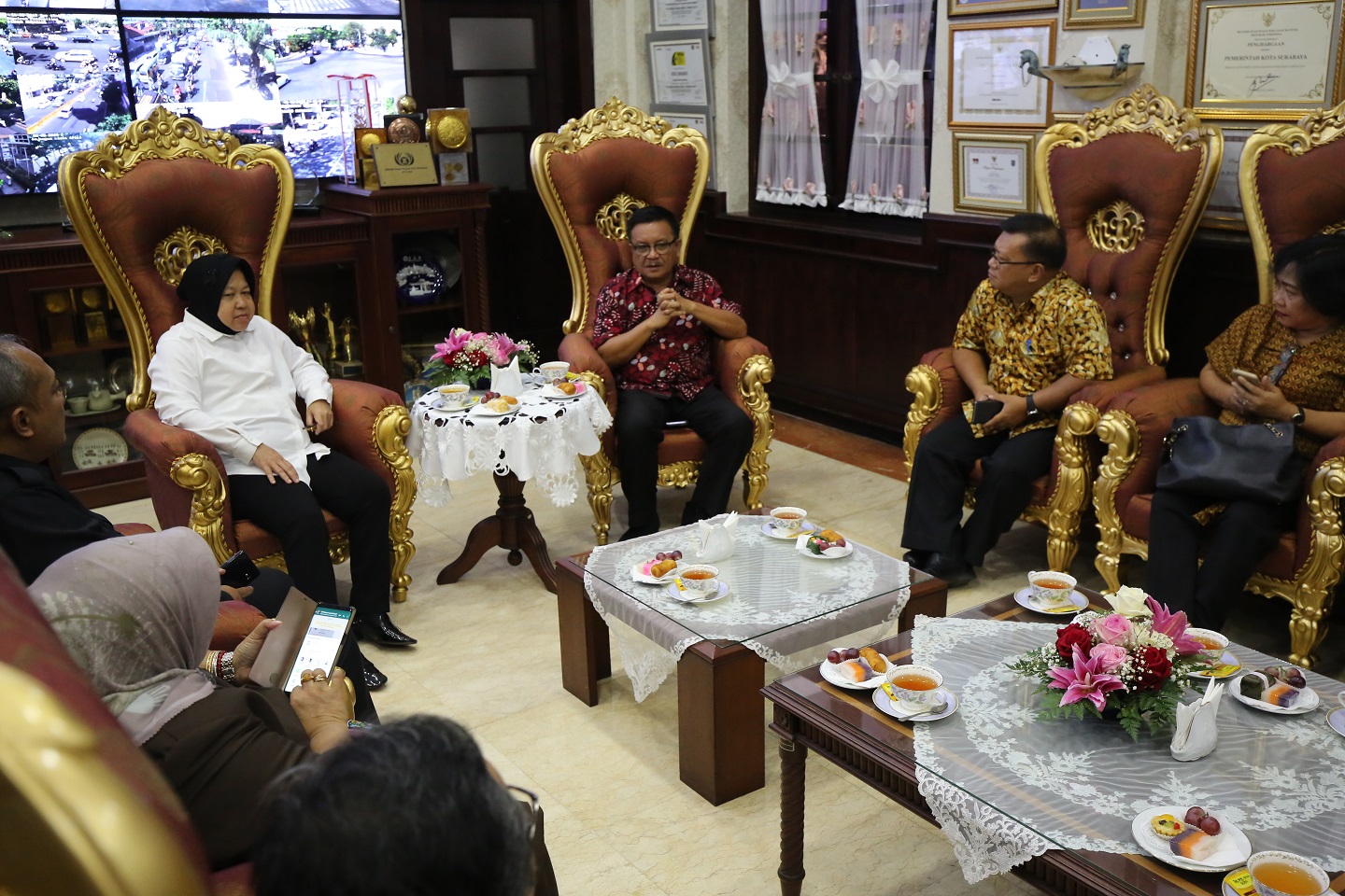 Risma saat menemui Wakil Wali Kota Bitung. (Foto: dok. humas pemkot Surabaya)