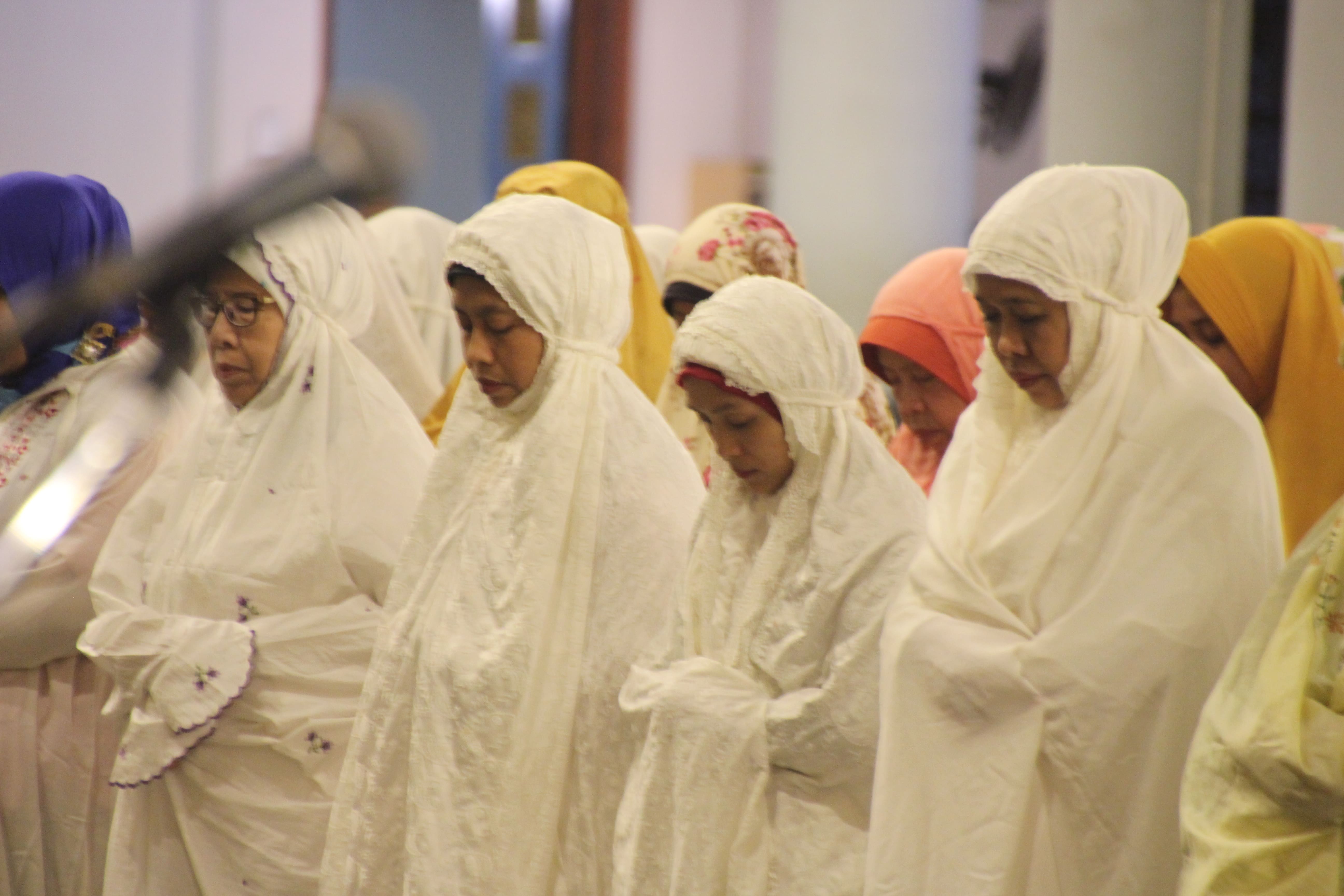 Gubernur Jawa Timur Khofifah Indar Parawansa saat melaksanakan Sholat Gaib untuk Almarhum KH Maimoen Zubair di Masjid Al Akbar Surabaya, (Foto: Faiq/ngopibareng.id)
