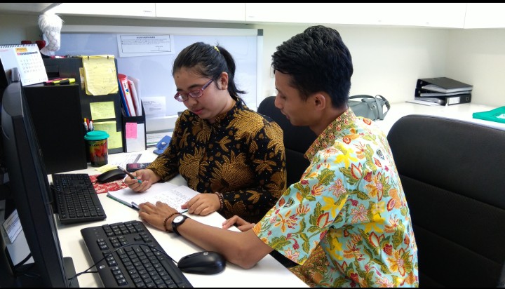 Dua tenaga fisikawan medis AHCC, Lellen Novia Hariono dan Achmad Haries Firmansyah saat bekerja di ruang fisikawan medis AHCC (Foto: Pita/ngopibareng.id)