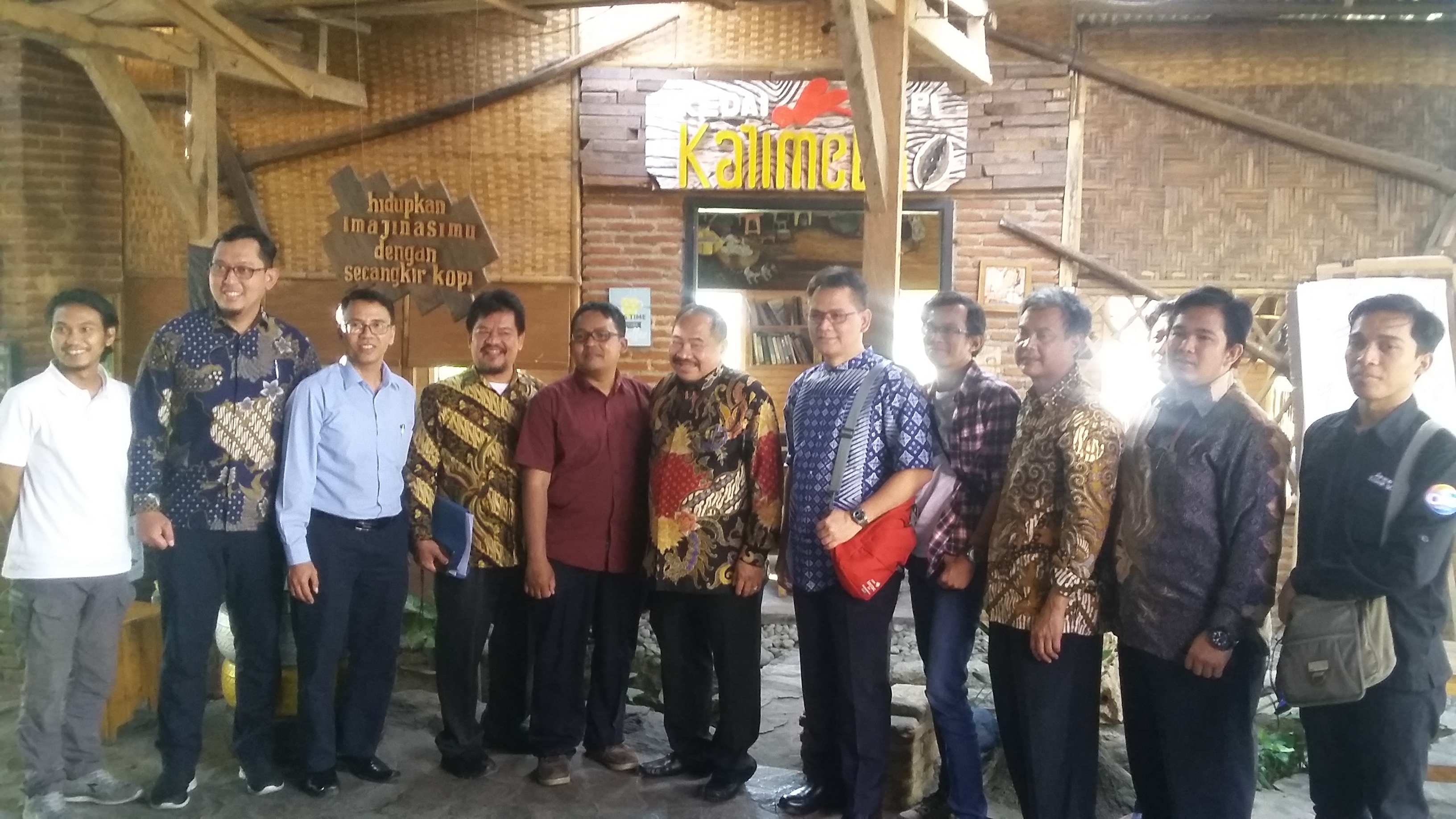 Kepala PPATK RI dan AJI Kota Malang ketika melakukan sesi foto bersama di Wisma Kalimetro, Kota Malang, pada Rabu 7 Agustus 2019 (Theo/Ngopibareng.id)