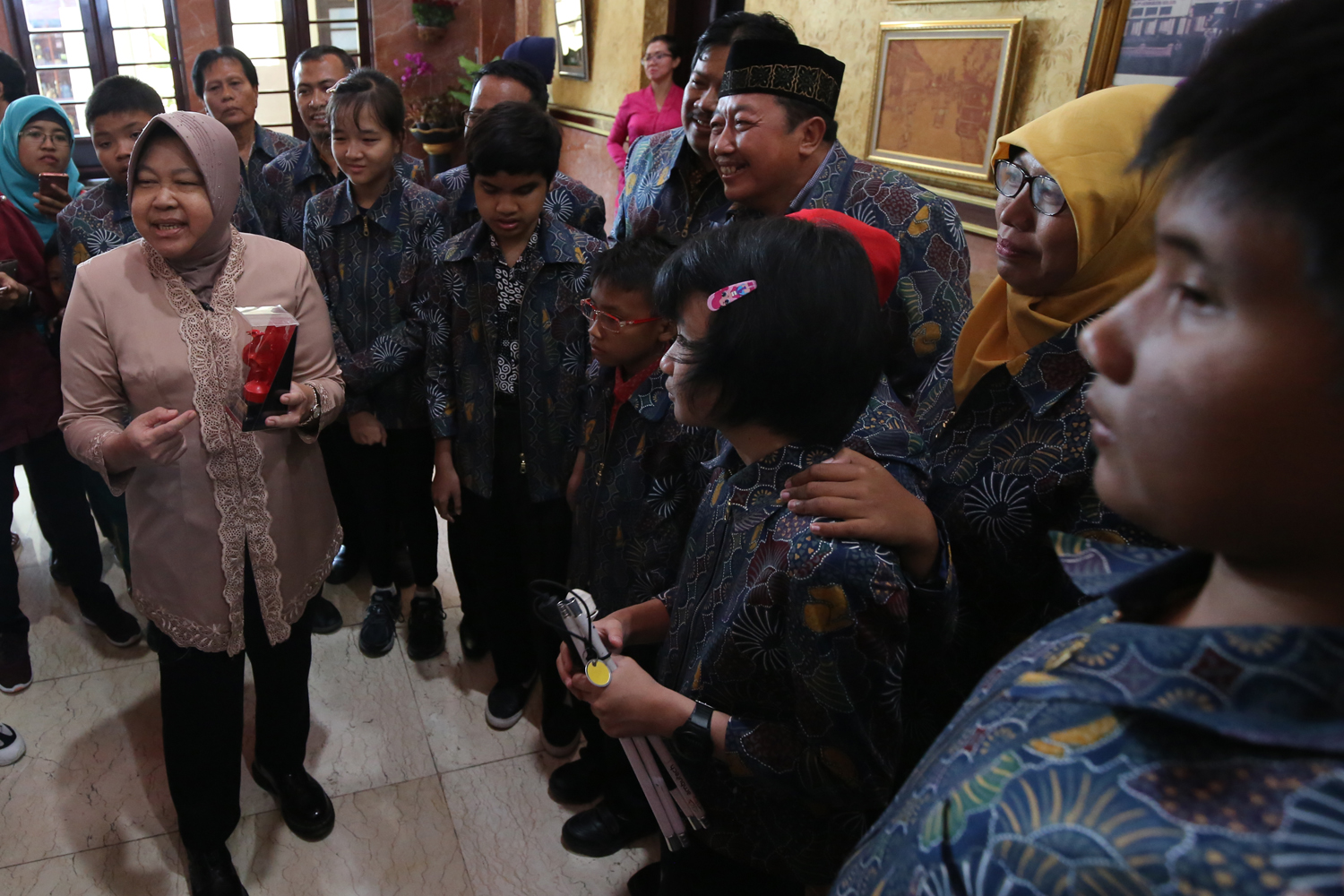 Risma saat bertemu para ABK di Balai Kota Surabaya. (Foto: Alief/ngopibareng.id)