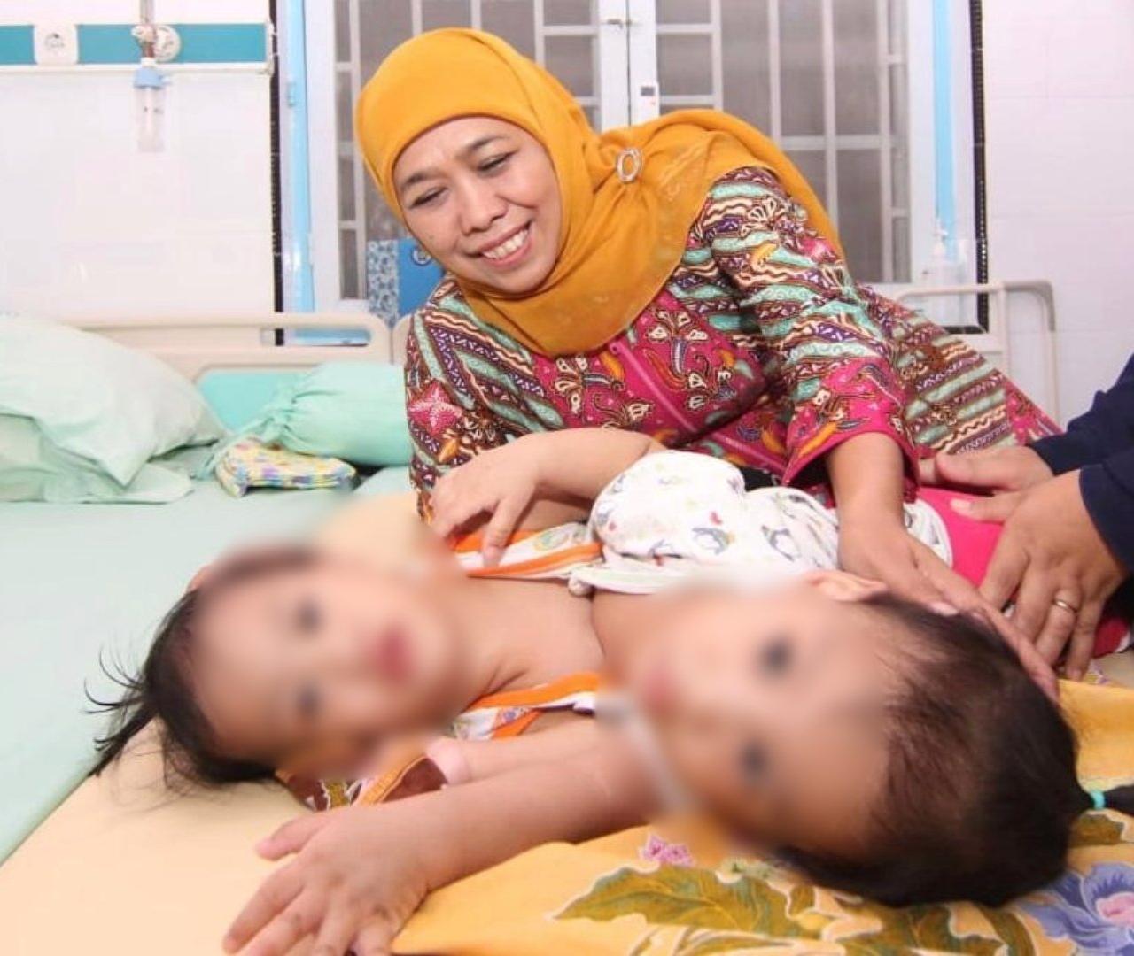 Gubernur Jawa Timur Khofifah Indar Parawansa saat menjenguk kedua bayi kembar siam di Rumah Sakit Umum Daerah DR Soetomo, Surabaya. (Foto: Faiq/ngopibareng.id)