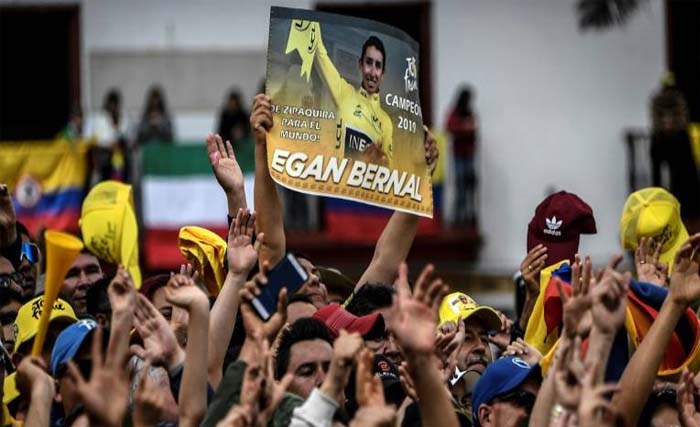 Masyarakat  kota Zipaquira, Kolombia,  menyambut kedatangan Egan Bernal yang menjuarai Tour de France 2019. (Foto:Reuters)
