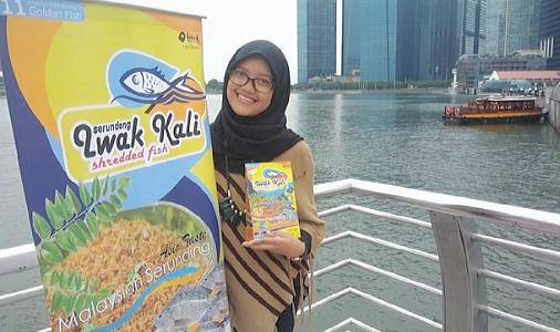 Arsseliyah, owner Serundeng Iwak Kali saat di Singapura. (Foto: Istimewa)