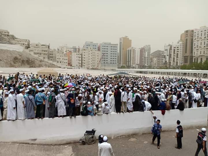 Proses pemakaman di Ma'la, Makkah, Arab Saudi.