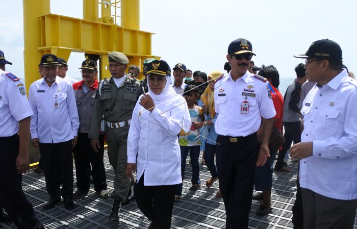 Kadishub Jatim Fattah Jasin saat bersama Gubernur Jatim Khofifah Indar Parawansa mengecek kesiapan mudik di Pelabuhan Tanjung Perak, Surabaya. (Foto: Antara)