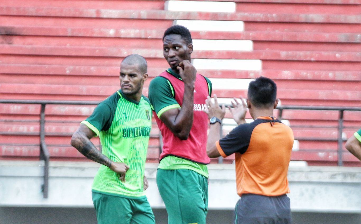 Striker Persebaya, Amido Balde (merah) dengan David da Silva saat latihan di Stadion Gelora Bung Tomo (GBT), Kamis 8 Agustus 2019. (Foto: Haris/ngopibareng.id)