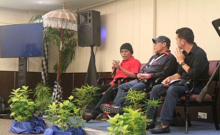 Politisi PDI Perjuangan Adian Napitupulu (kemeja merah) dalam diskusi, di Bali, Jumat. (Foto: Antara/Rangga Pandu Asmara Jingga)
