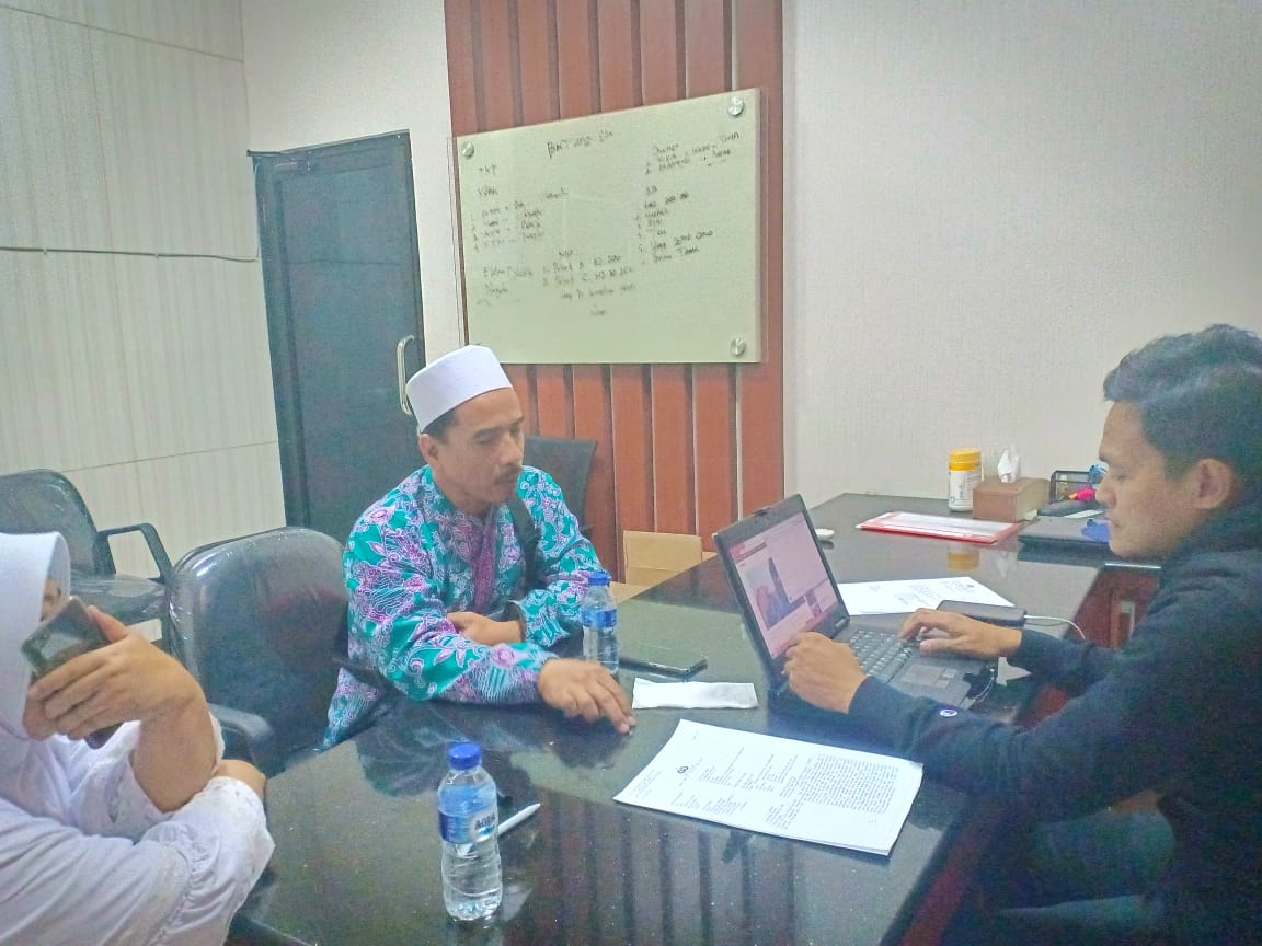 Calon jemaah haji saat melaporkan kasus dugaan penipuan ke Polda Jawa Timur. (Foto: istimewa)
