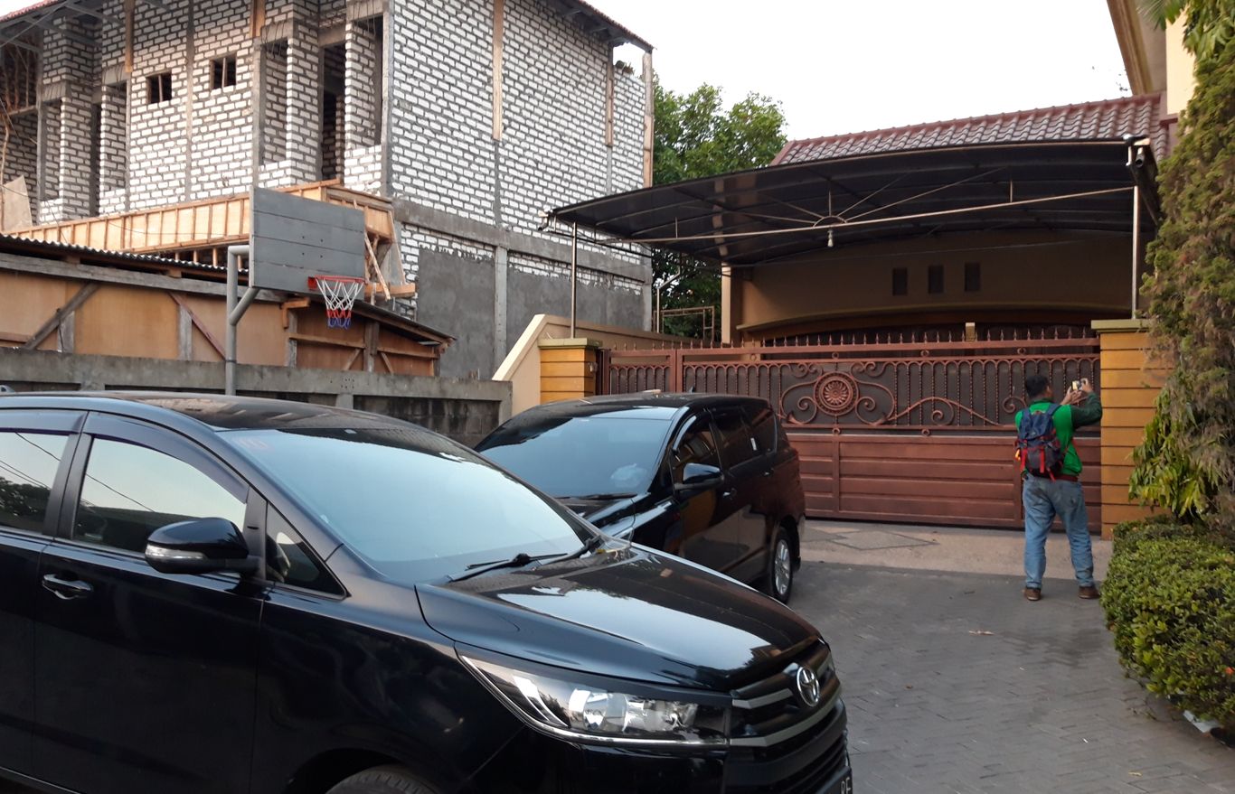 Rumah mantan ajudan Gubernur Jawa Timur Soekarwo, Karsali di Perumahan Sakura Regency, Surabaya. (Foto: Haris/ngopibareng.id)