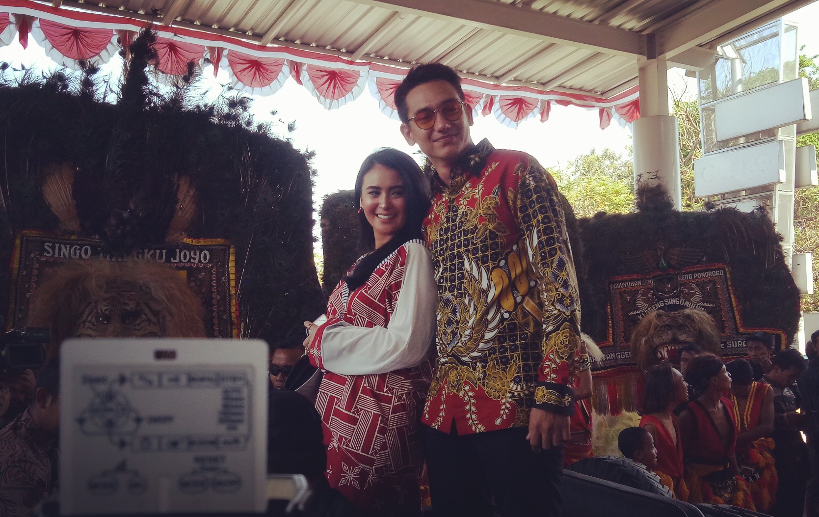 Adipati Dolken dan Ayushita pemain utama film 'Perburuan' dalam gala primier di Surabaya (Foto: Pita/ngopibareng.id)