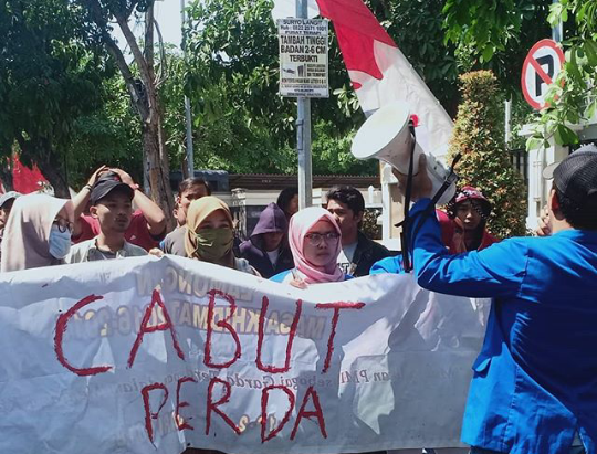 Puluhan aktivis menolak perda miras yang telah disahkan DPRD Lamongan. (Foto:Nasih/ngopibareng.id)