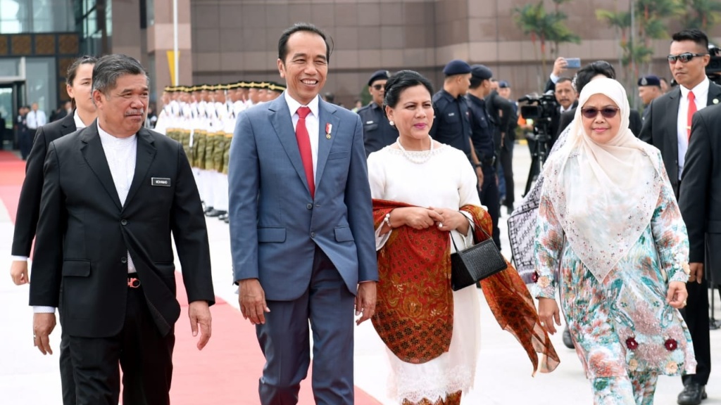 Presiden Jokowi beserta Ibu Negara meninggalkan Bandara Kualalumpur menuju Singapura. Presiden akan menghadiri perngatan hari kemerdekaan Singapura. (Foto: BPMI Setpres)