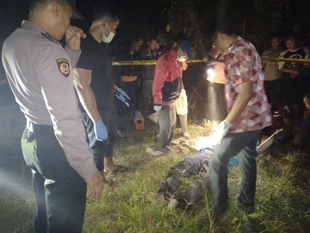 Beberapa petugas dari Polsek Puncu mengevakuasi jasad Kristiono yang tewas disengat tawon gong, Jumat, 9 Agustus 2019. (Foto: Fendi/ngopibareng.id)