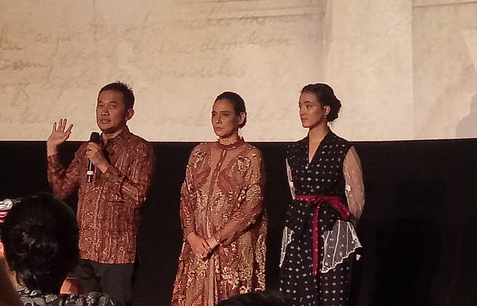 Hanung Bramantyo (sutradara), Sha Ine Febriyanti (Nyai Ontosoroh), dan Mawar Eva de Jonghn (Annelies) dalam gala premier Bumi Manusia. (Foto: Pita/ngopibareng.id)