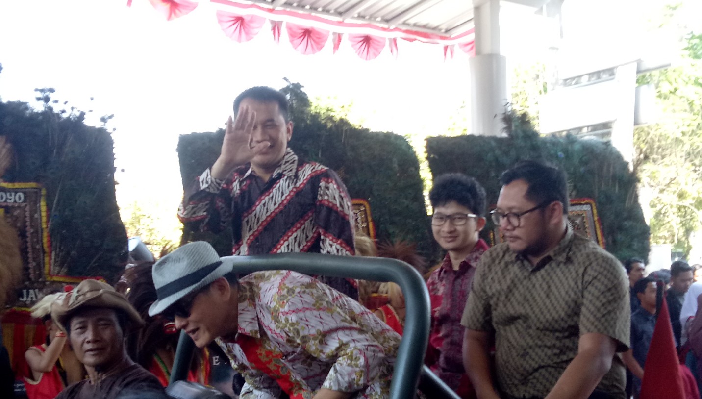 Hanung Bramantyo, sutradara film 'Bumi Manusia' saat gala premier di Surabaya, Jumat 9 Agustus 2019. (Foto: Pita/ngopibareng.id)