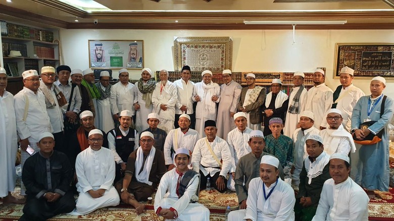 Foto Gus Yasin dan keluarga besar KH Maimun Zubair atau Mbah Moen dengan Habib Rizieq Shihab.