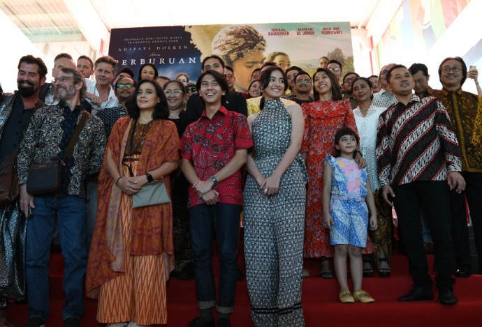 Sutradara dan para pemain film 'Bumi Manusia' saat gala premier berlangsung di Surabaya, Jumat 9 Agustus 2019. (Foto: Istimewa)