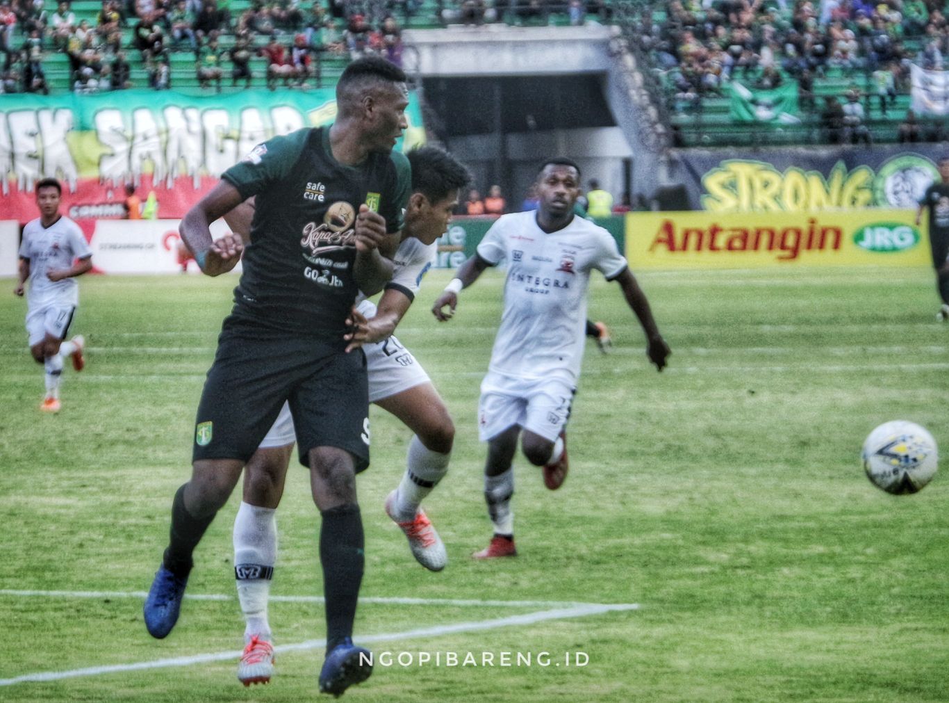 Striker Amido Balde saat duel dengan pemain Madura United. (Foto: Haris/ngopibareng.id)