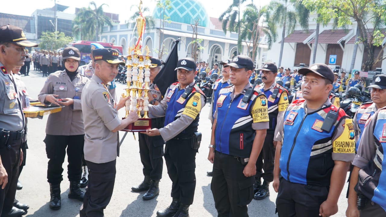 Kapolrestabes Surabaya Sandi Nugroho saat memberi penghargaan kepada Bhabinkamtibmas berprestasi. (Foto: istimewa)