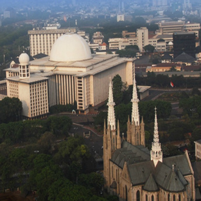 Lokasi Gereja Katedral Jakarta dengan Masjid Istiqlal yang berseberangan di pusat Jakarta.