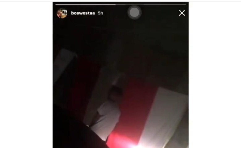 Capture video yang memperlihatkan bendera merah putih dikencingi. (Foto: Instagram @lambe_turah, @boswestaa)
