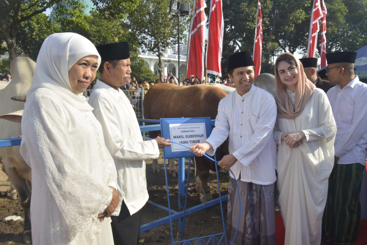Gubernur Jawa Timur Khofifah Indar Parawansa bersama Wagub Emil Dardak usai salat Idul Adha di Masjid Al Akbar Surabaya. (Foto: Dok. Keluarga)