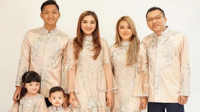 Keluarga musisi Anang Hermansyah dan Ashanty, bersama keempat anaknya. (Foto: Instagram Ashanty)