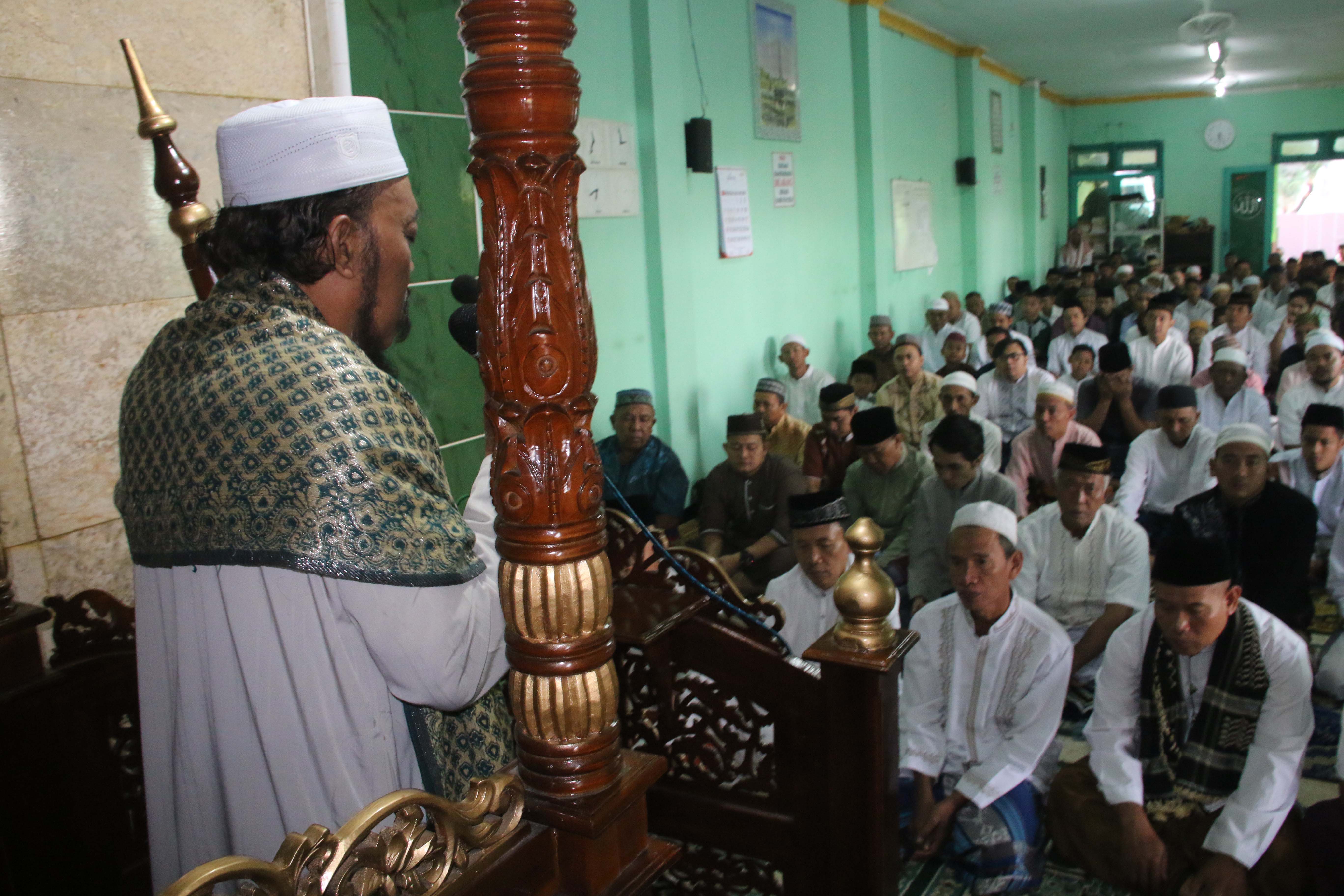 KH Roufddin Fakih saat khutbah 'Idul Adha 1440 H di masjid Al Jihad perumahan TNI AL Jalagriya Candi Sidoarjo