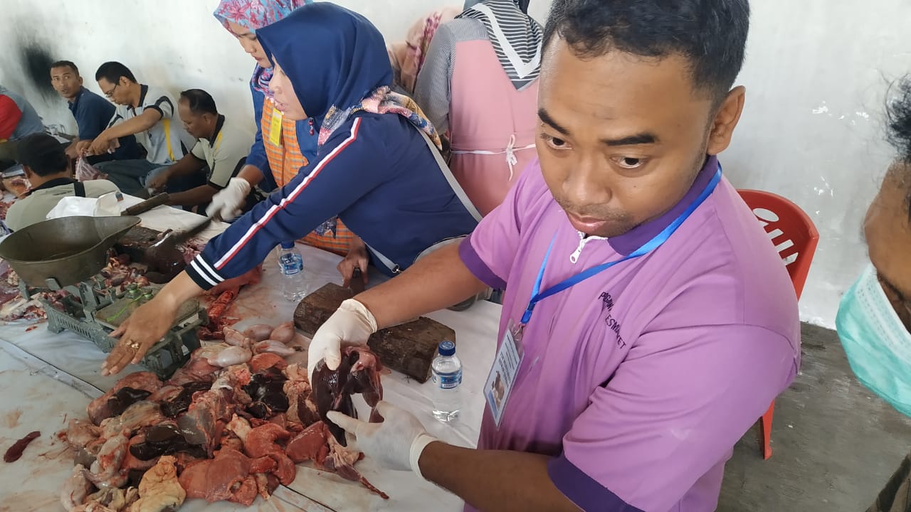 Ilustrasi tim monitoring hewan kurban melakukan sidak di sejumlah tempat panitia penyembelihan di wilayah Kecamtan Kota Kediri. (Foto: Fendi/ngopibareng.id)