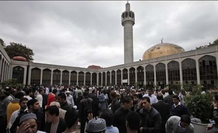 Jamaah usai sholat Idul Aha di Central Mosque, Regent Park, London, kemarin. (Foto:Istimewa)