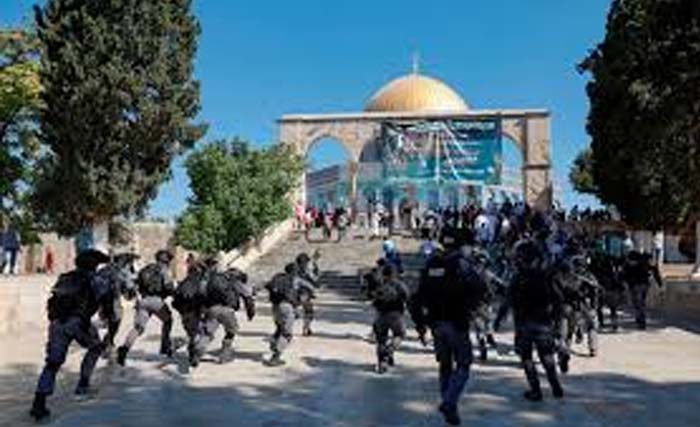 Pasukan Israel menyerbu Masjid Al-Aqsha, hari pada Hari  Raya Idul Adha kemarin.   (Foto:Wafa)ke