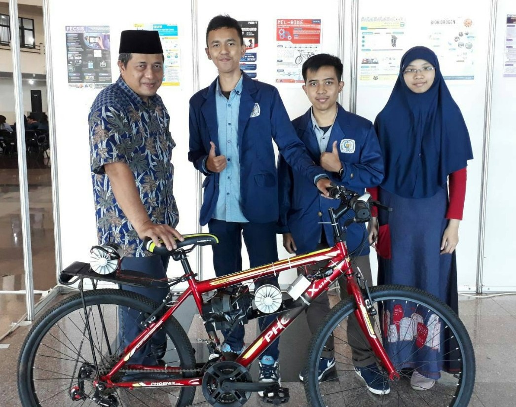 Direktur kemahasiswaan ITS, Dr. Darmaji SSi M, T (kiri), Muhammad Rizqi Mubarok, Misbachul Falach dan Pramitha Yuniar bersama sepeda MEL-BIKEnya (Foto: istimewa)  