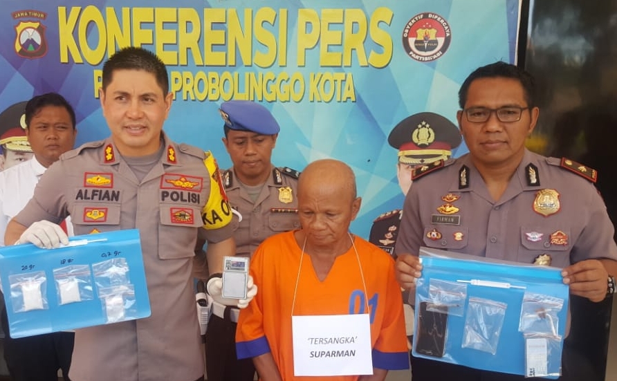 KAPOLRESTA Probolinggo, AKBP Alfian Nurrizal (kiri) menunjukkan barang bukti SS bersama tersangka Suparman. (Foto: Ikhsan/ngopibareng.id) 