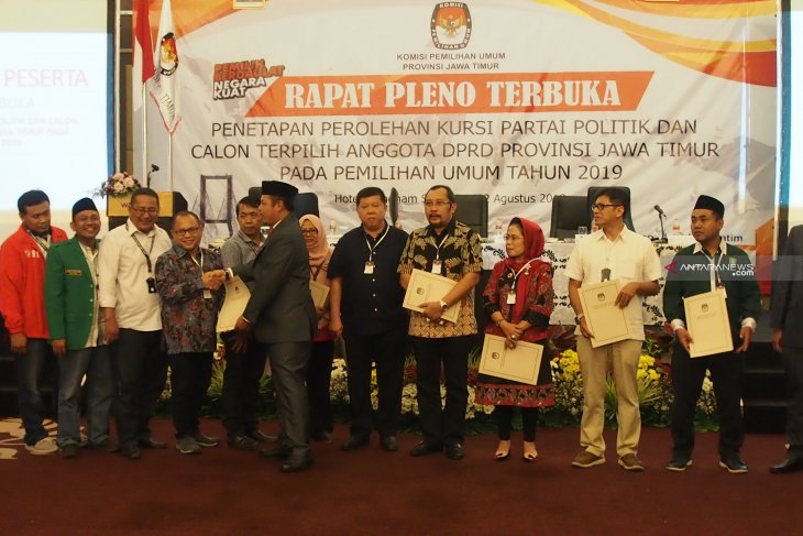 Rapat pleno terbuka KPU Jatim di Hotel Wyndam Surabaya. (Foto: Antara)